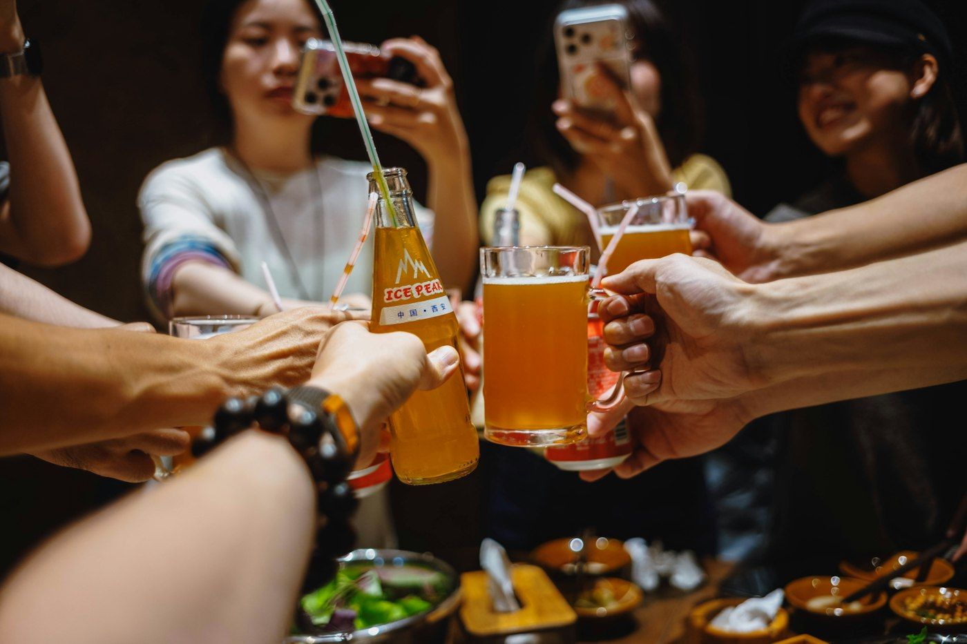 Amigos brindando con sus bebidas