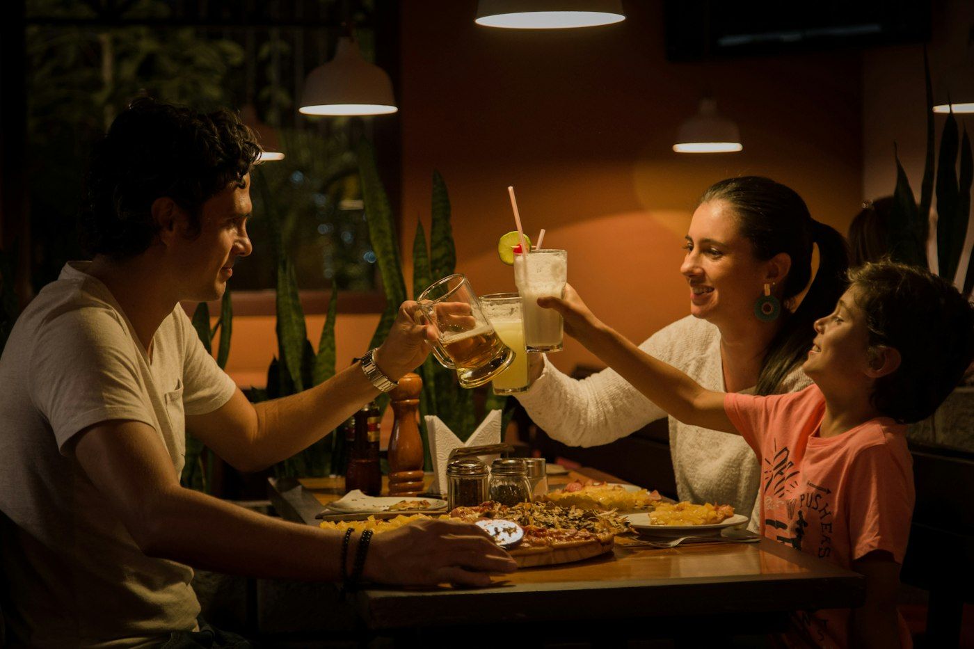 Amigos brindando con limonadas en un restaurante