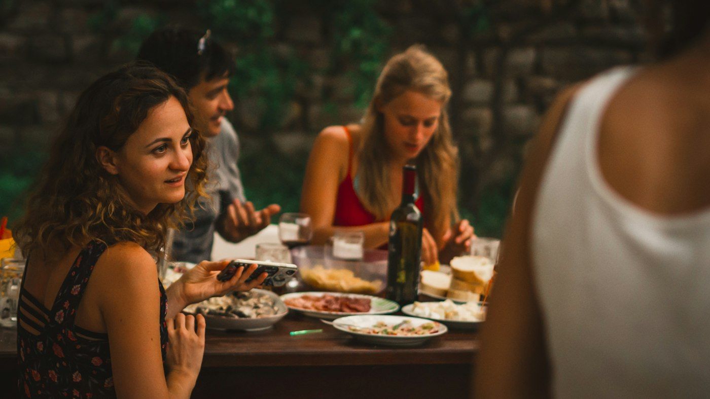 Amigos cenando en una terraza