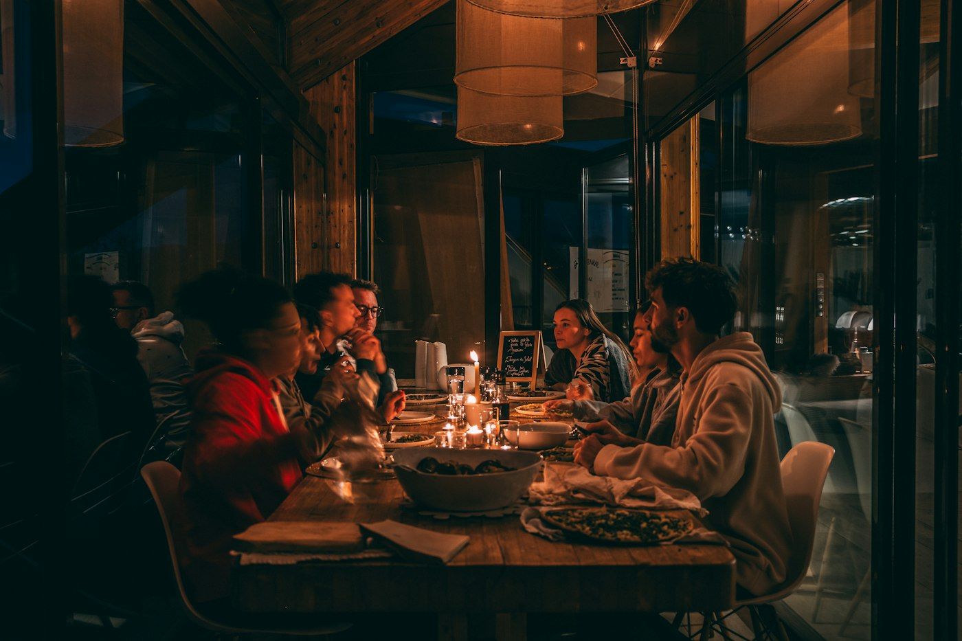 Cena a la luz de las velas en un restaurante