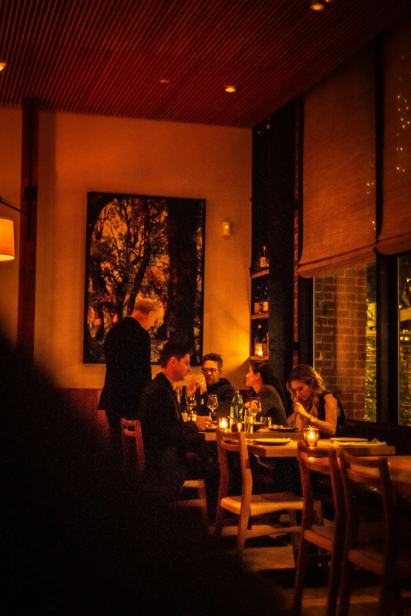 Salón de un restaurante con luz cálida